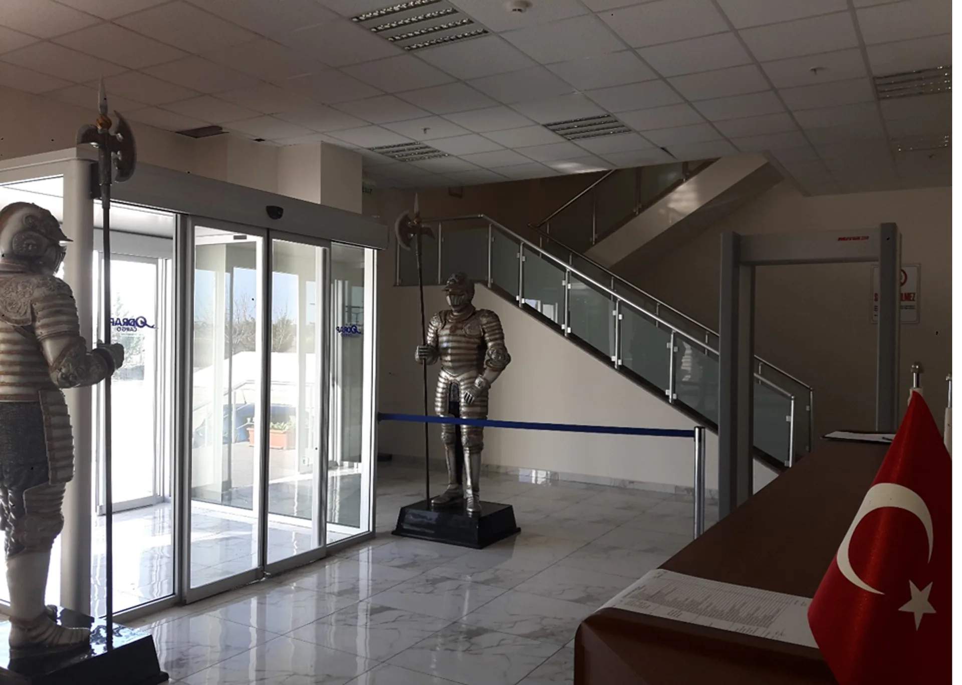 Terminal binası girişi